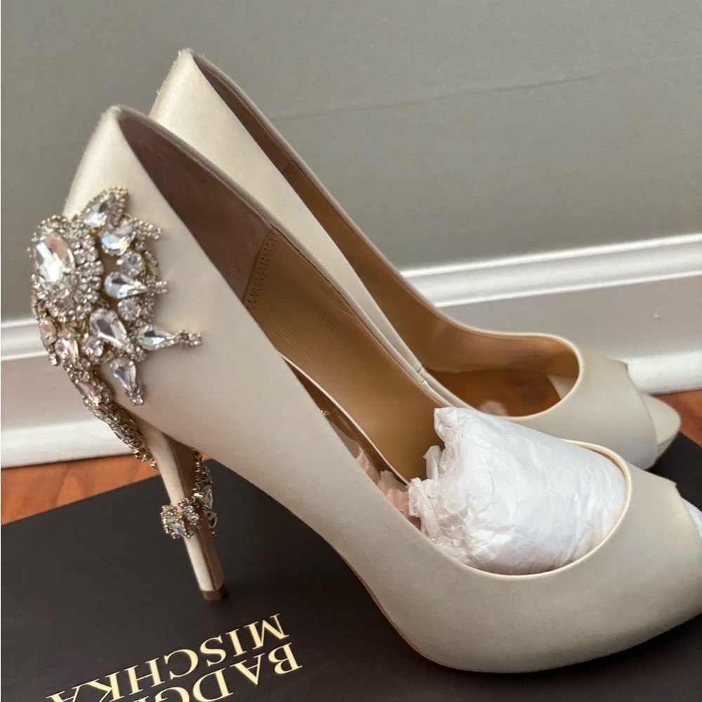 Jewel Badgley Mischka Thamar Embellished Sandal Women
CHAMPAGNE SATIN, Size 7M